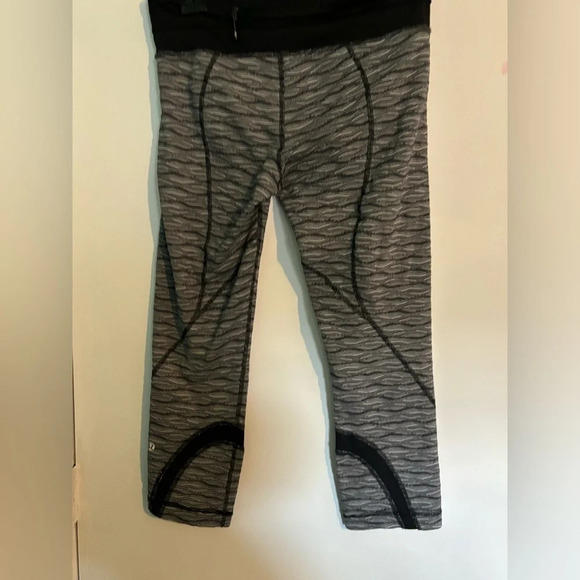 lululemon Womens Inspire Tight II‎ Textured Wave Black/Silver size 6 Run Yoga - Picture 3 of 4